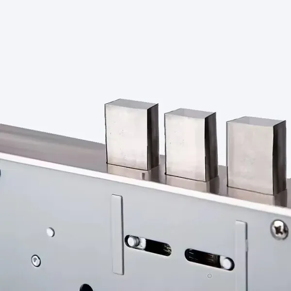 Imagen del mortise (cuerpo de embutir) con zoom mostrando sus 3 pasadores de seguridad