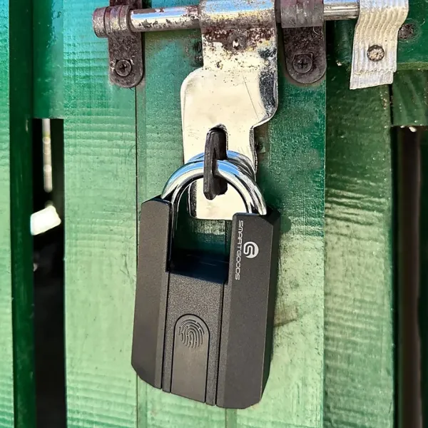 SGSPL-10 Candado digital en picaporte en puerta verde